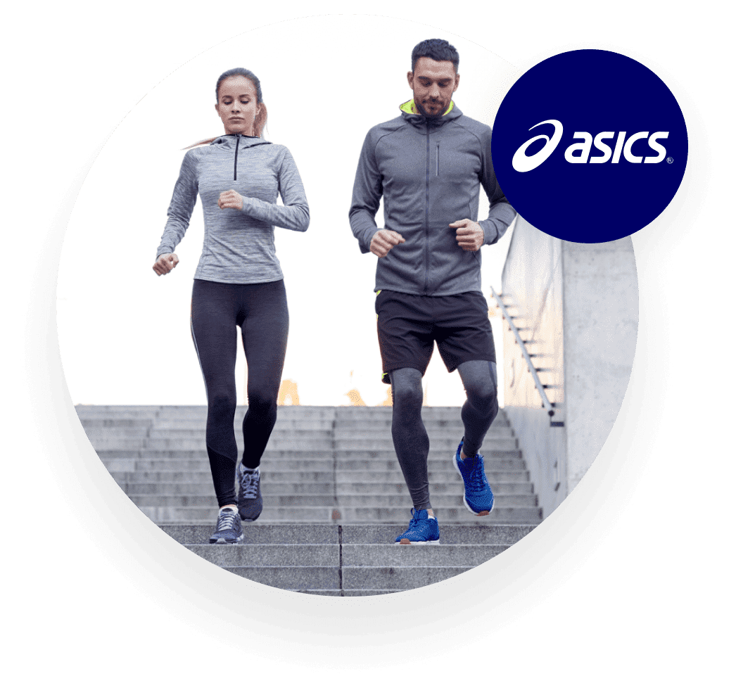 ASICSを着てトレーニングしている男性と女性